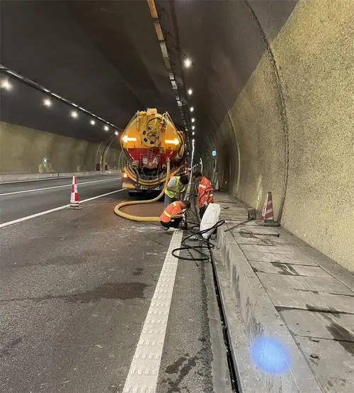 塘厦镇隧道排水渠清淤